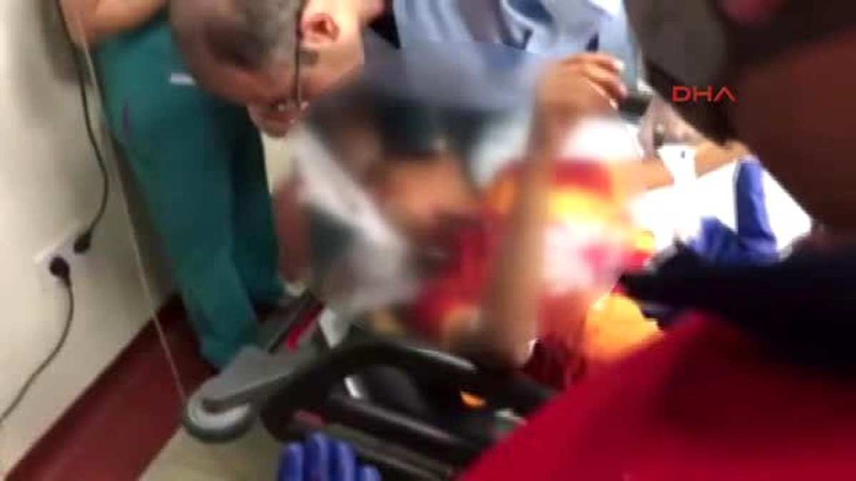 Şanlıurfa Boğazına Demir Çubuk Saplanan Çocuk Ağır Yaralandı