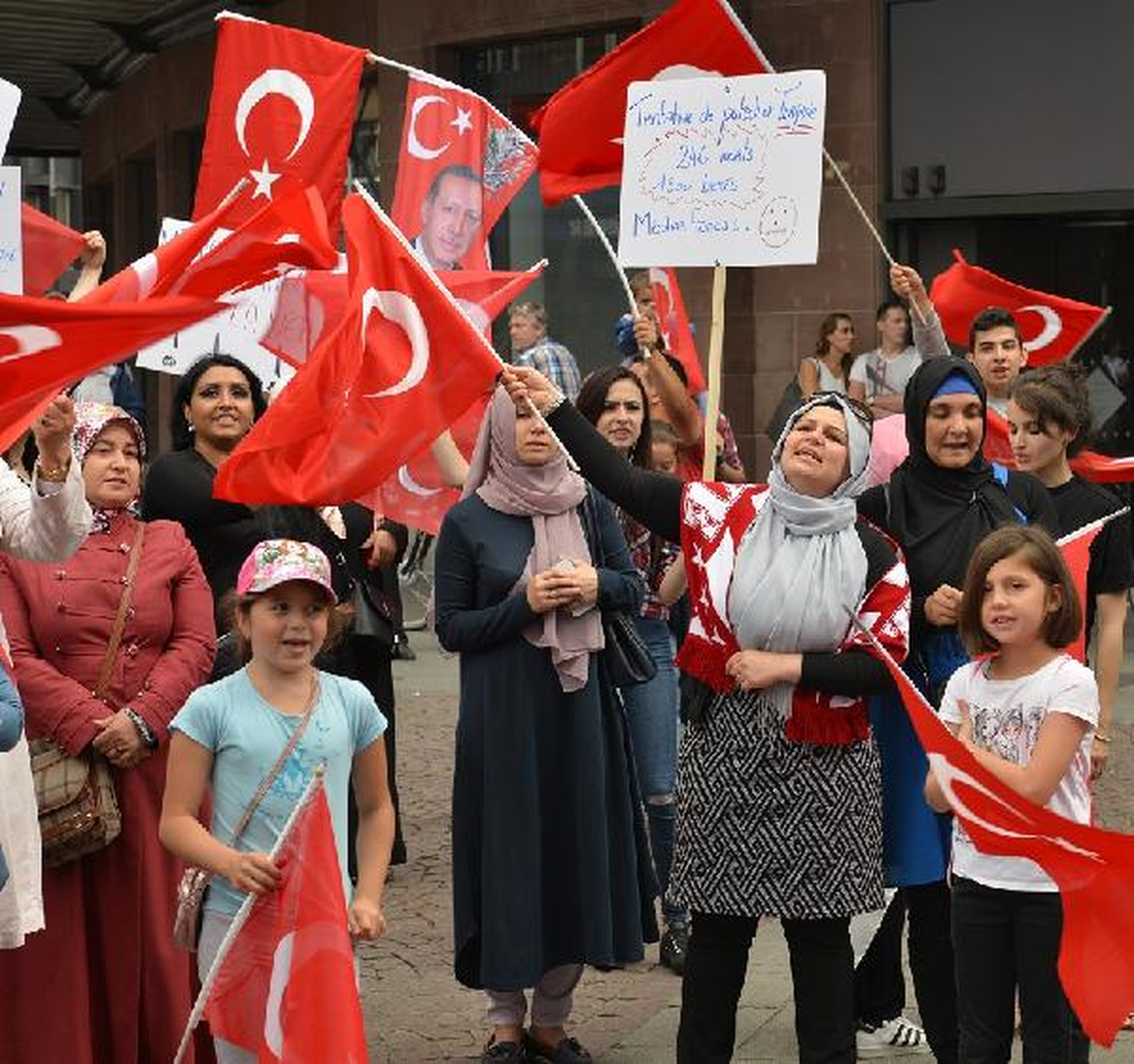 Strasbourg\'ta Demokrasi ve 15 Temmuz Şehitler Mitingi Yapıldı