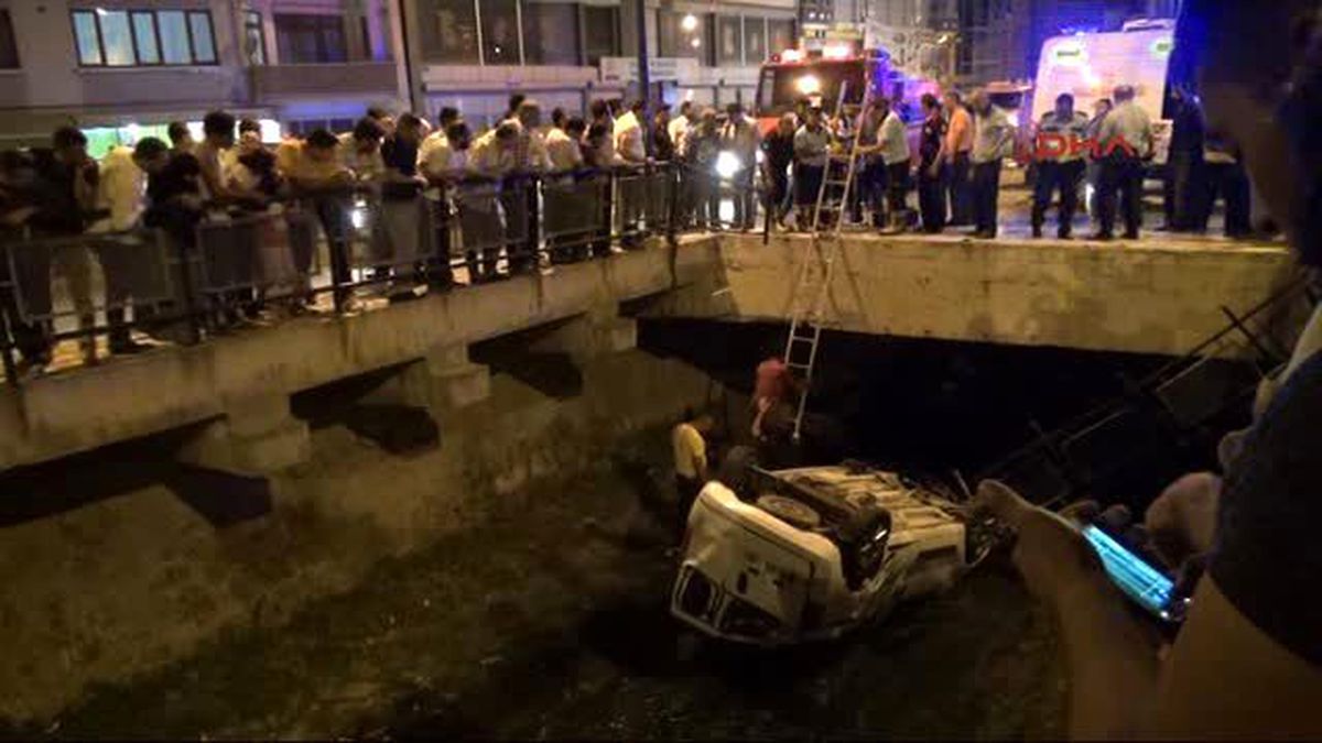 Tokat-Hafif Ticari Araç Dereye Uçtu, Sürücü Yaralandı