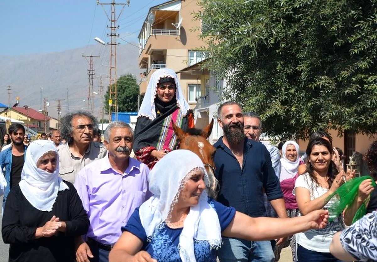 Tunceli\'de \'Atlı Gelin\' Geleneği Yaşatıldı