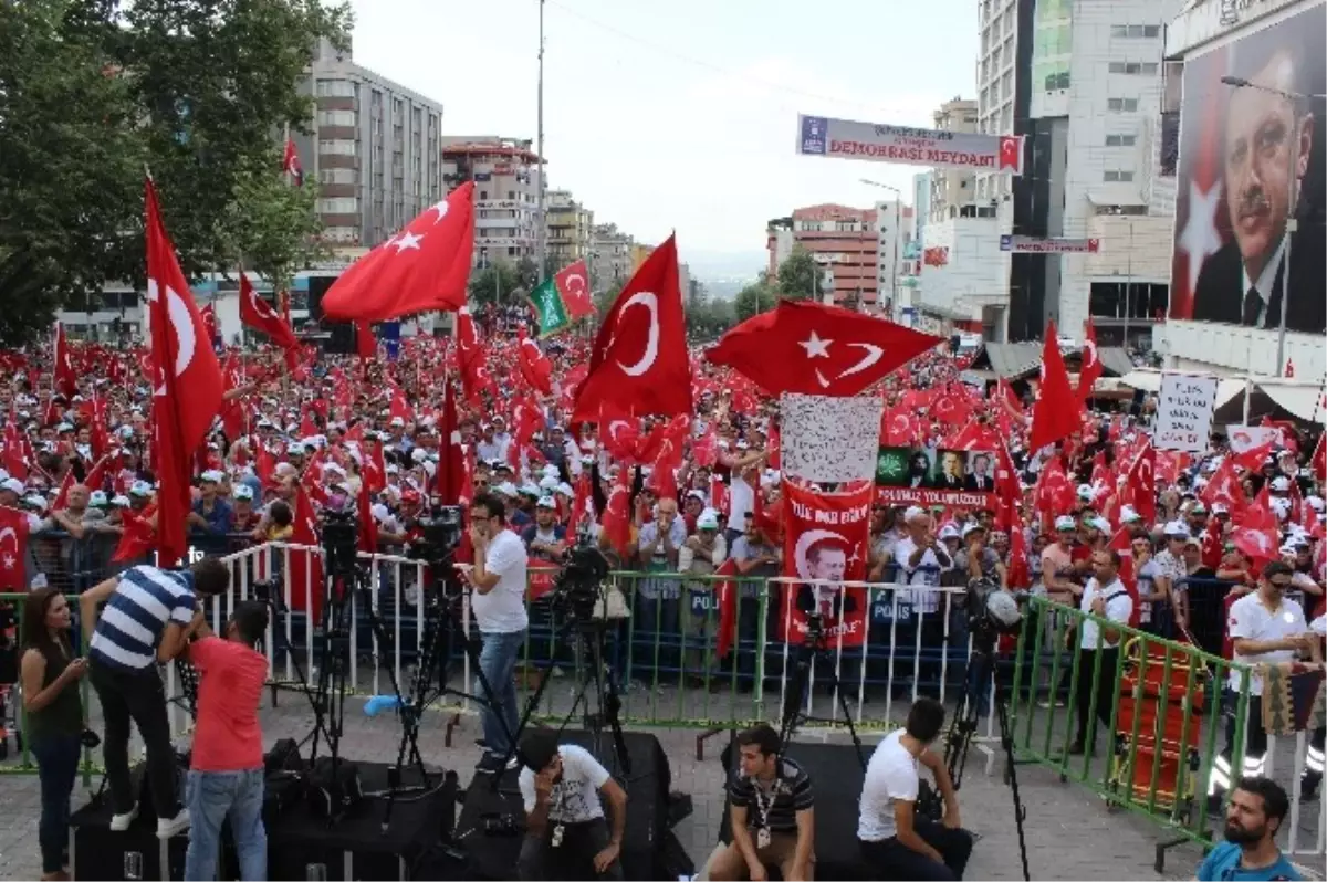 65 Bin Kişi Bursa 15 Temmuz Demokrasi Meydanı\'na Akın Etti