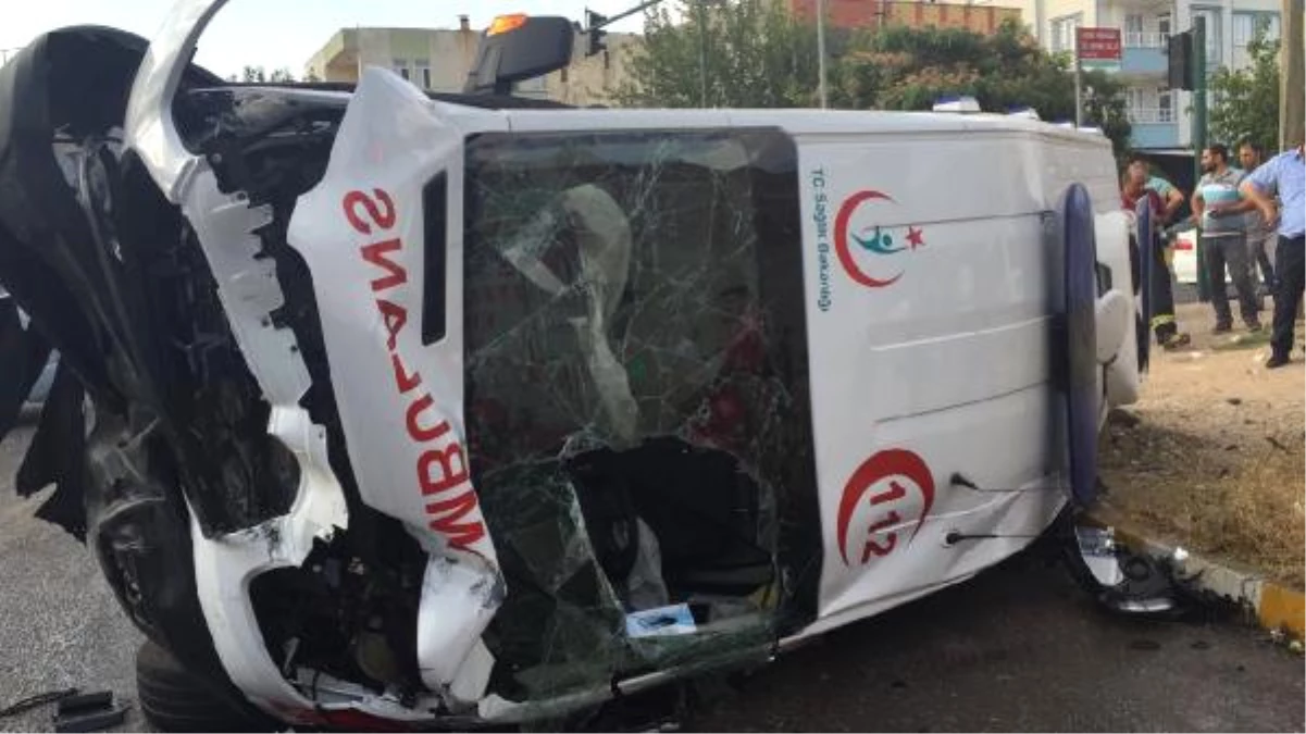 Adıyaman\'da Hafif Ticari Araç Ambulansla Çarpıştı: 7 Yaralı