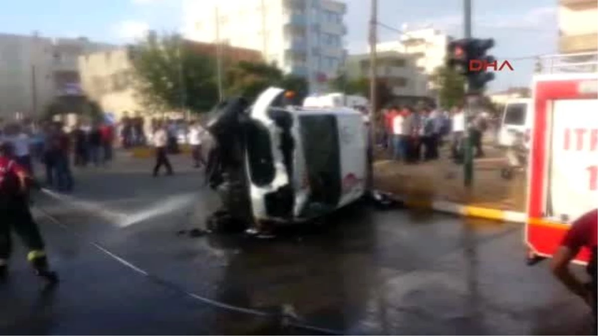 Adıyaman\'da Hafif Ticari Araç Ambulansla Çarpıştı 7 Yaralı