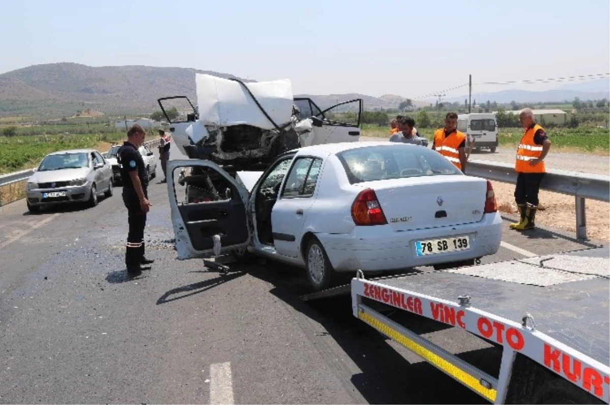 Akhisar\'da Trafik Kazası: 2 Ölü, 1 Yaralı