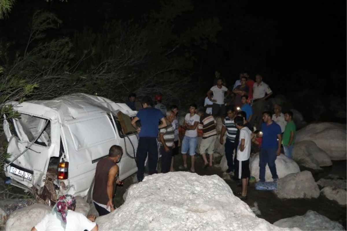 Antalya\'da Piknik Dönüşü Kaza: 2 Ölü, 9 Yaralı