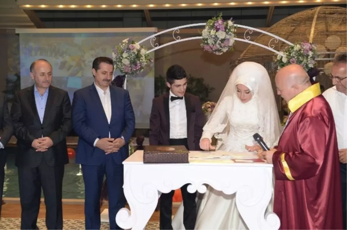 Bakan Çelik Erzurum\'da Nikah Şahidi Oldu