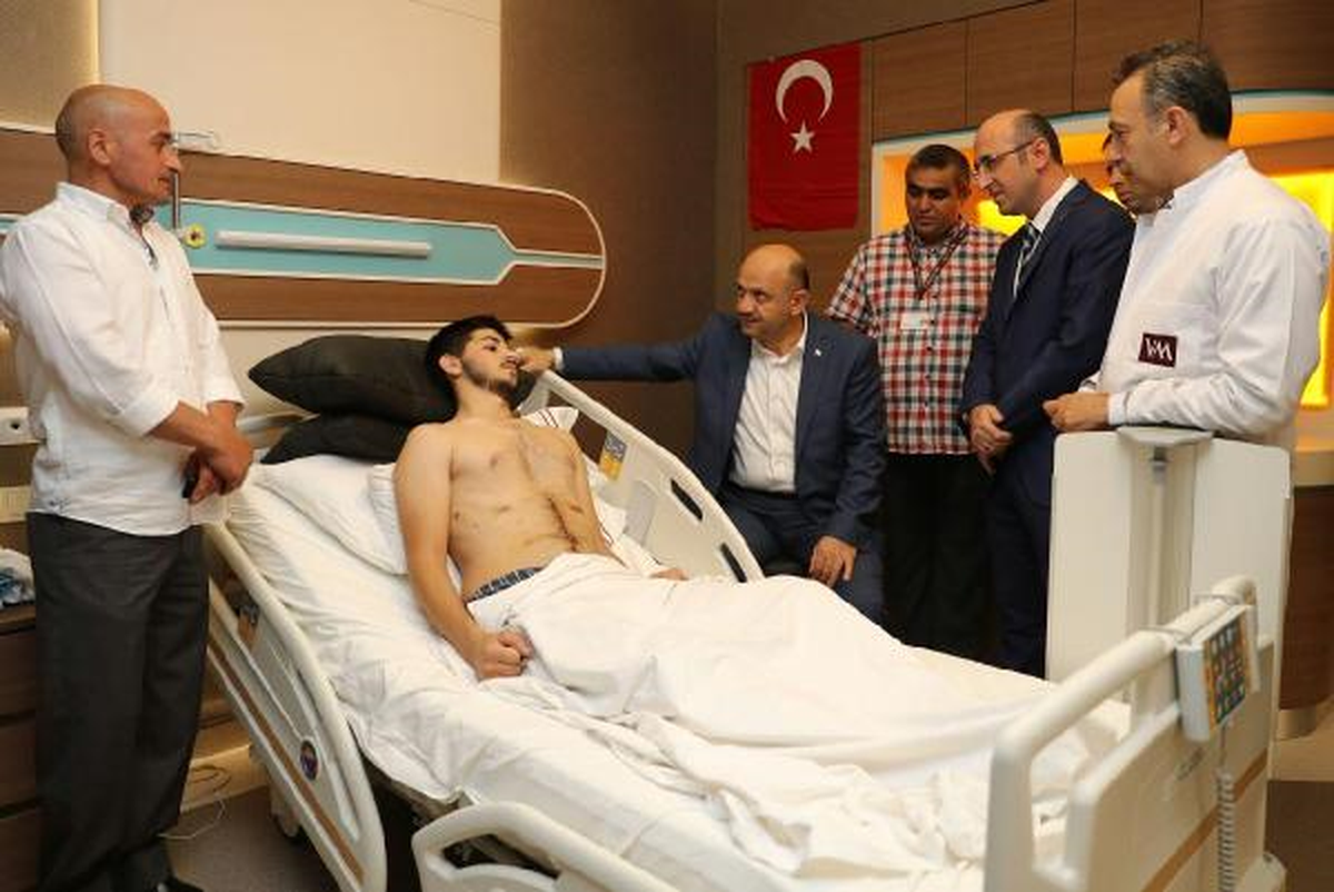 Bakan Işık Darbe Girişimi Sırasında Yaralanan Genci Ziyaret Etti