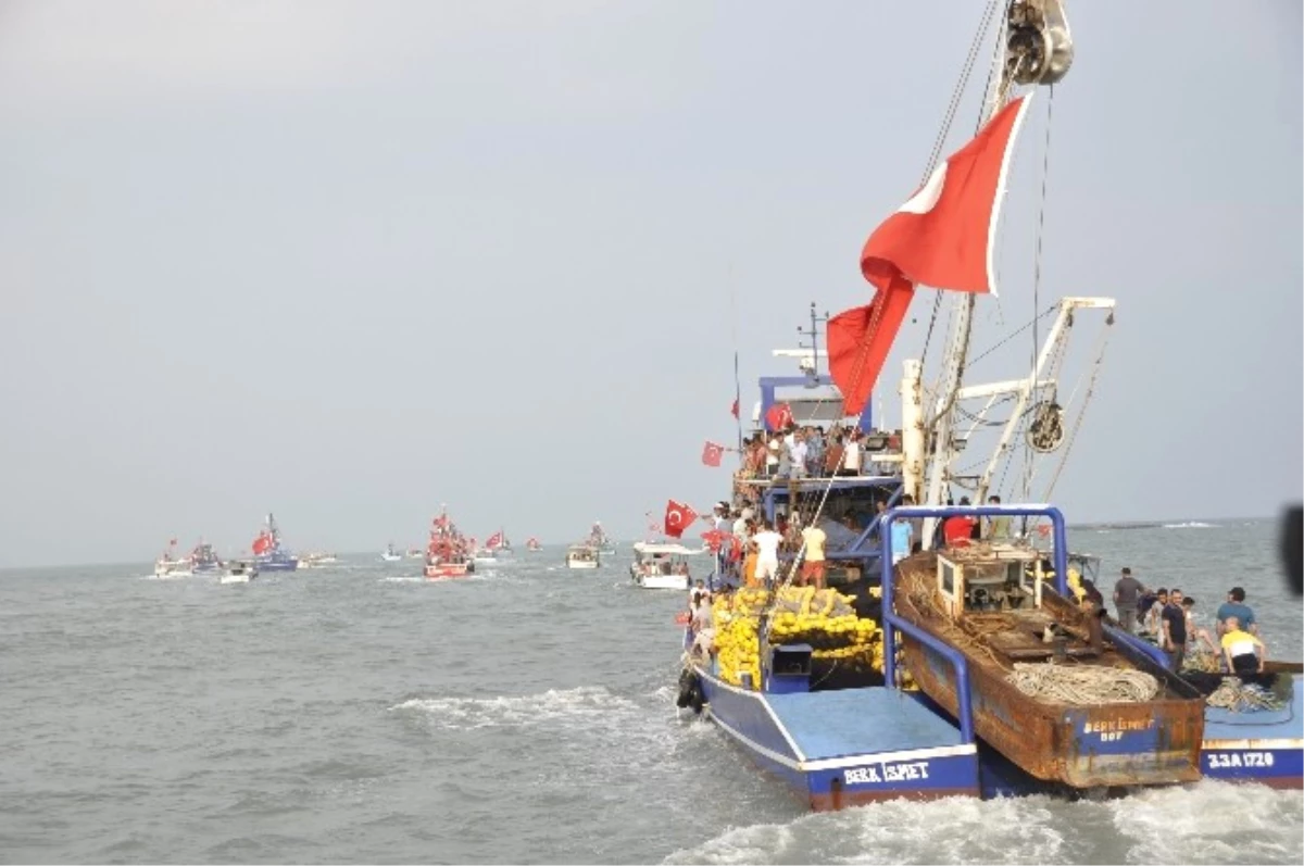 Balıkçılar Tekneleriyle Fetö\'yü Lanetledi