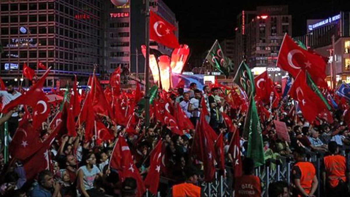 Başkent\'te "Demokrasi Nöbeti" Sürüyor