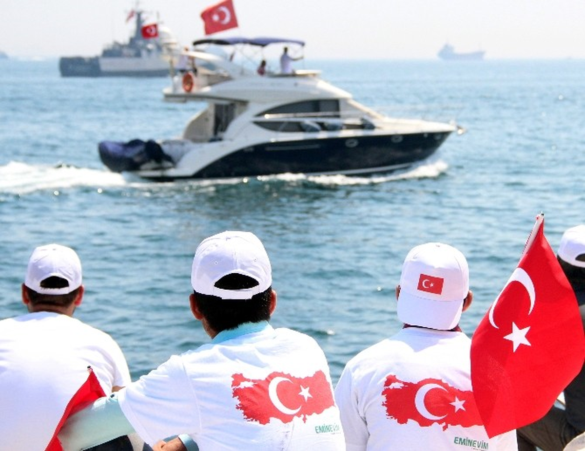 Binlerce Vatandaş Yenikapı\'daki \'Demokrasi ve Şehitler Mitingi\'ne Akın Ediyor