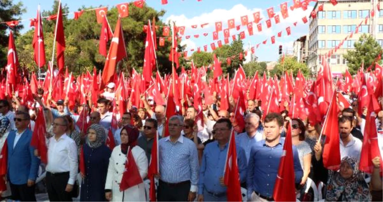 Burdur\'da 5 Bin Kişi Demokrasi ve Şehitler İçin Meydana Çıktı