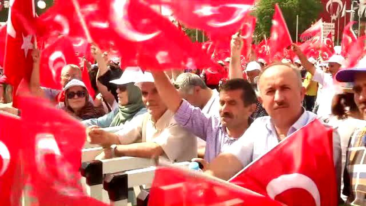 Vatandaşlar Miting Alanına Girebilmek İçin Bariyerlerden Atladı