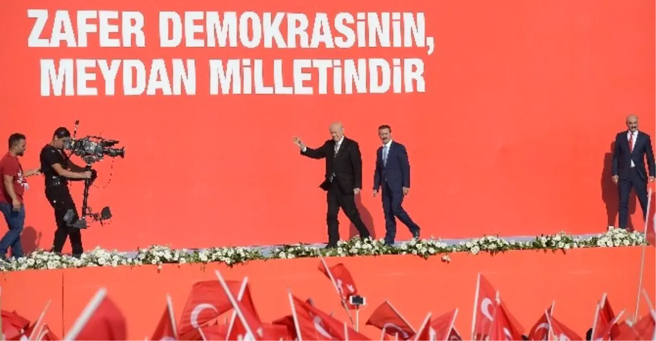 Demokrasi ve Şehitler Mitingi\'ne Katılan Liderler Kalabalığı Selamladı