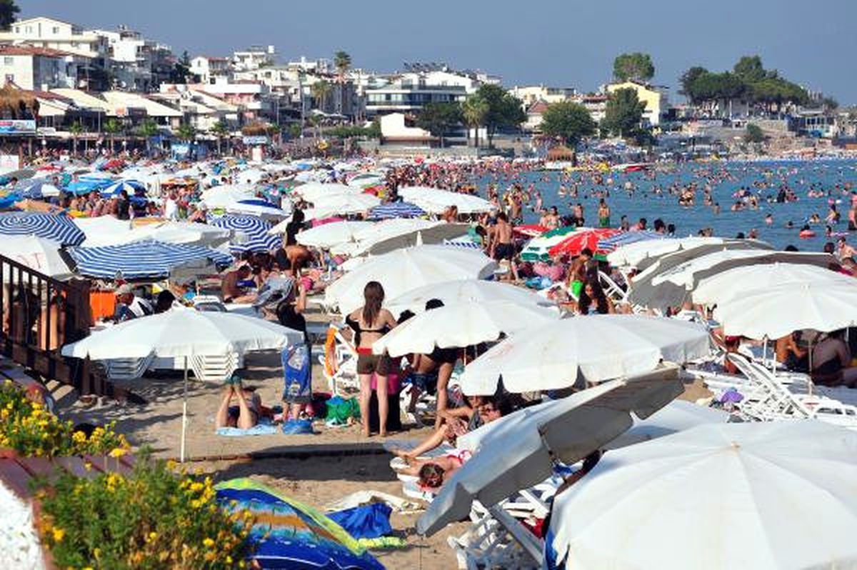 Didim\'de Sıcak Hava Sahilleri Doldurdu