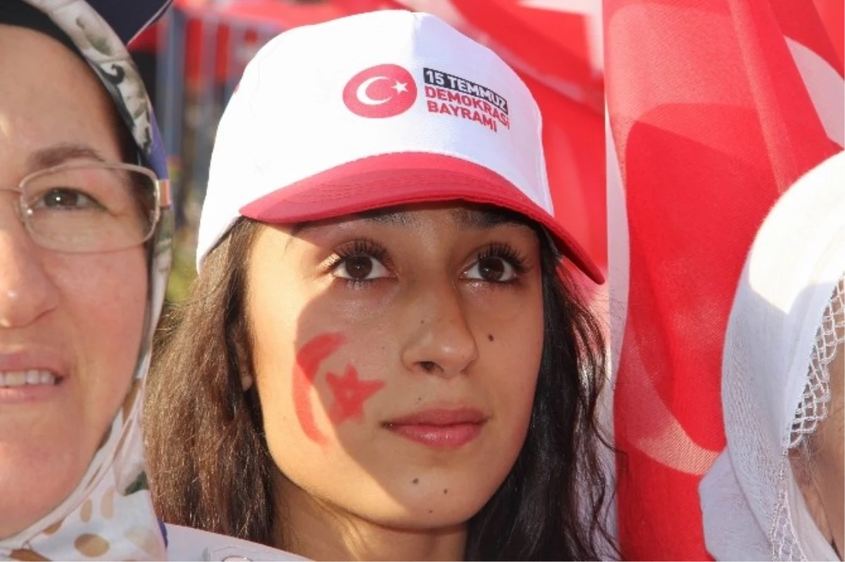Diyarbakır\'da Binlerin Katılımıyla \'Demokrasi ve Şehitler Mitingi\' Yapıldı