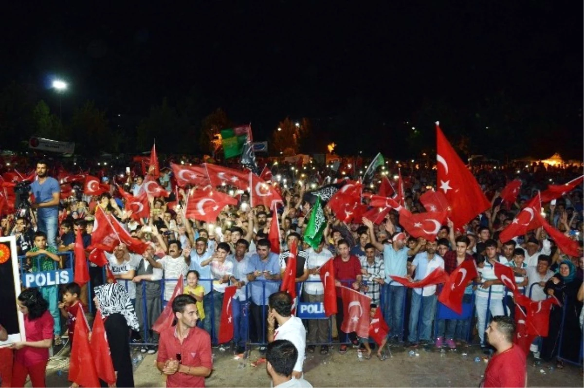 Diyarbakır\'daki Demokrasi Nöbeti İlk Günkü Coşkuyla Devam Ediyor