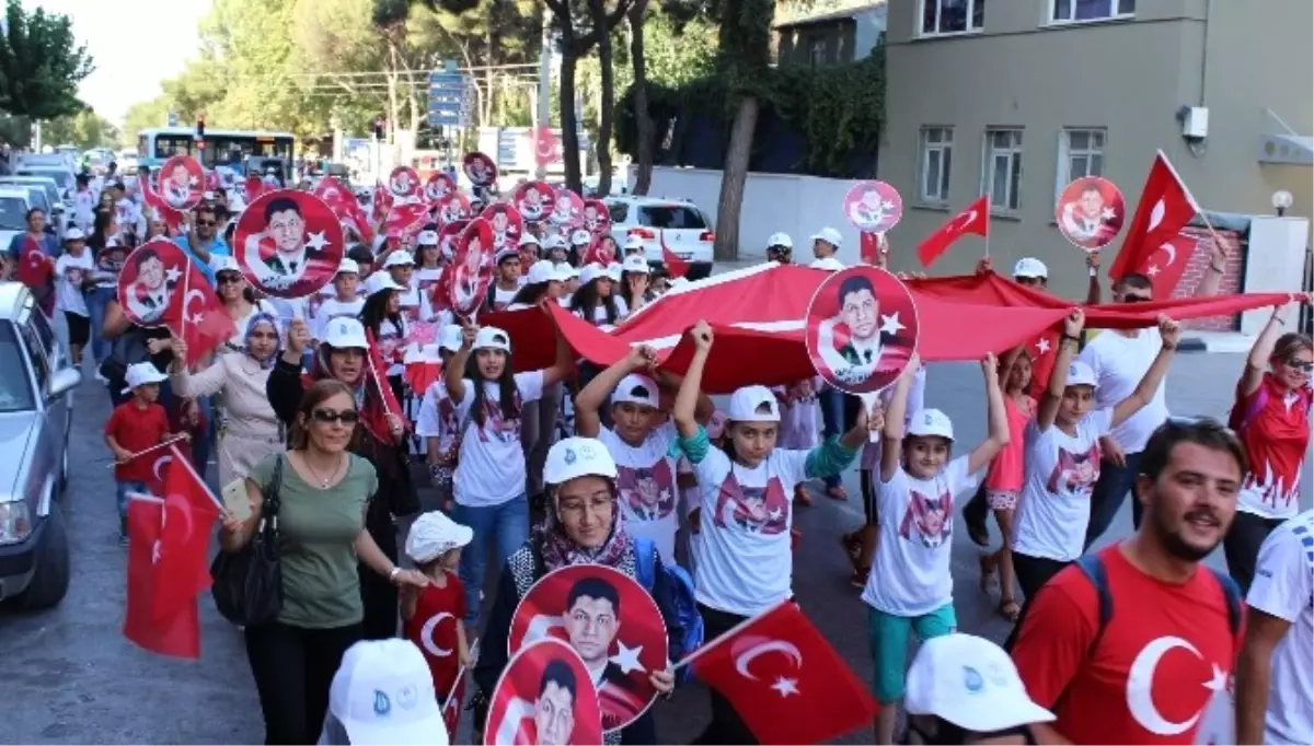 Gençlerden Demokrasi Yürüyüşü