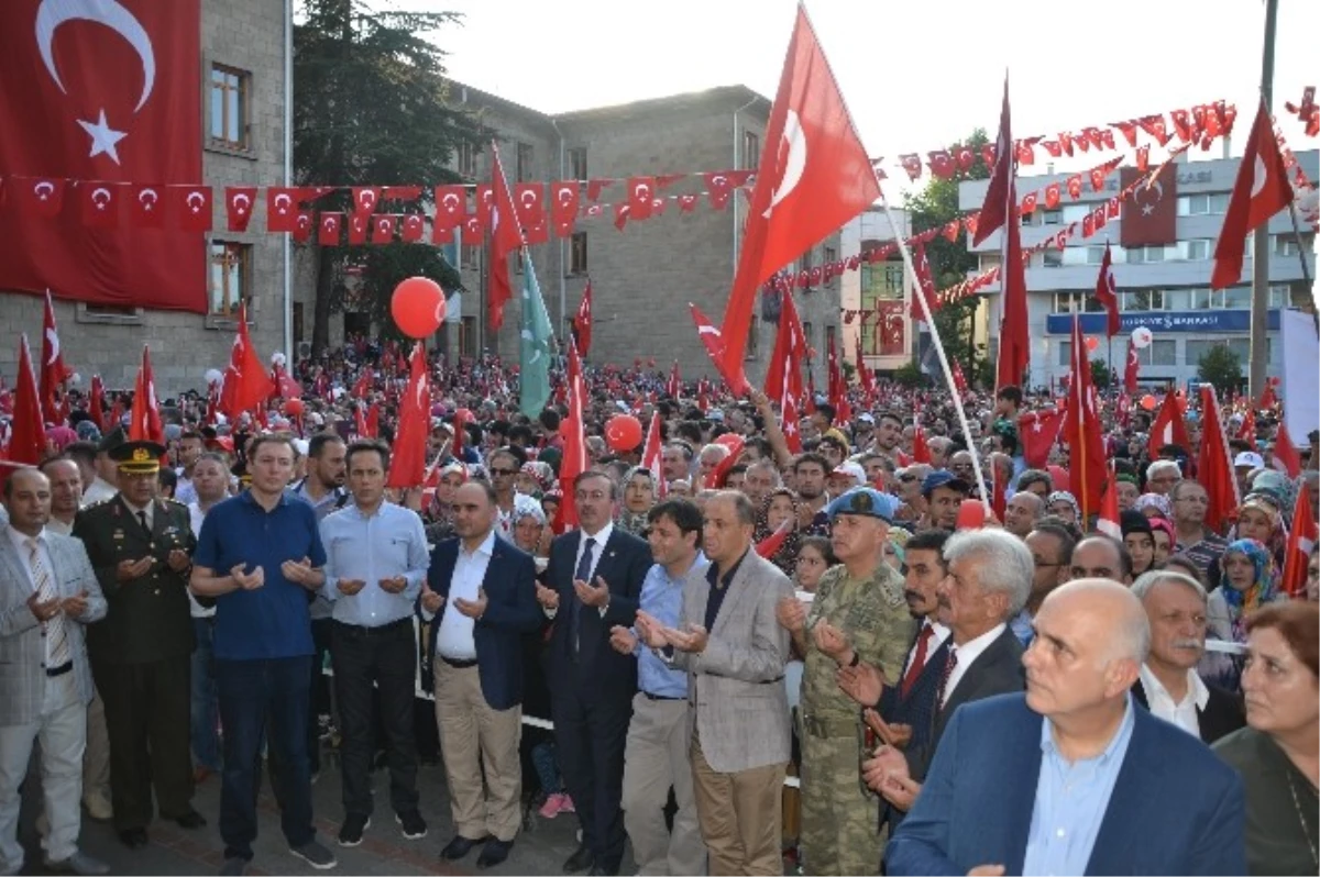 Isparta\'da Demokrasi ve Şehitler Mitingi