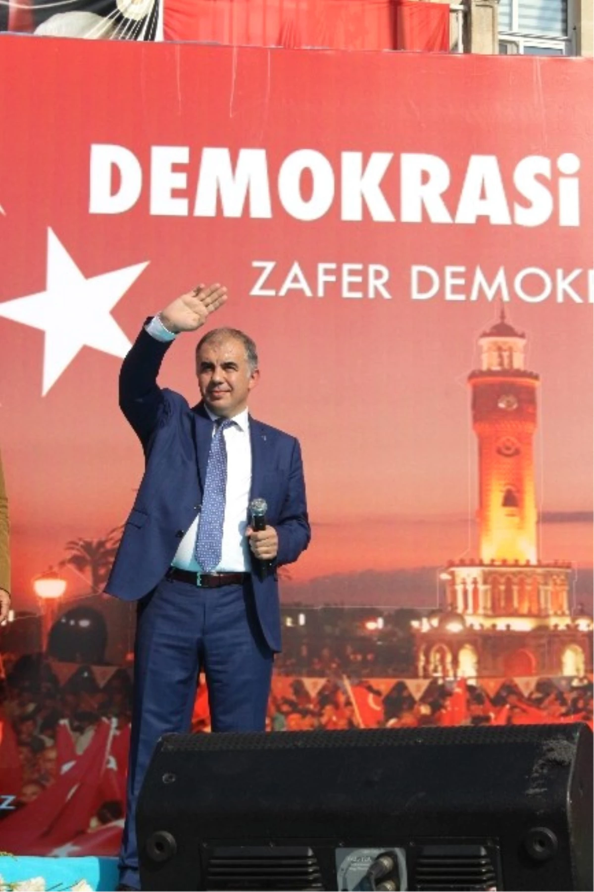 İzmir\'in Son Demokrasi Nöbetinde Birlik Beraberlik Rüzgarı