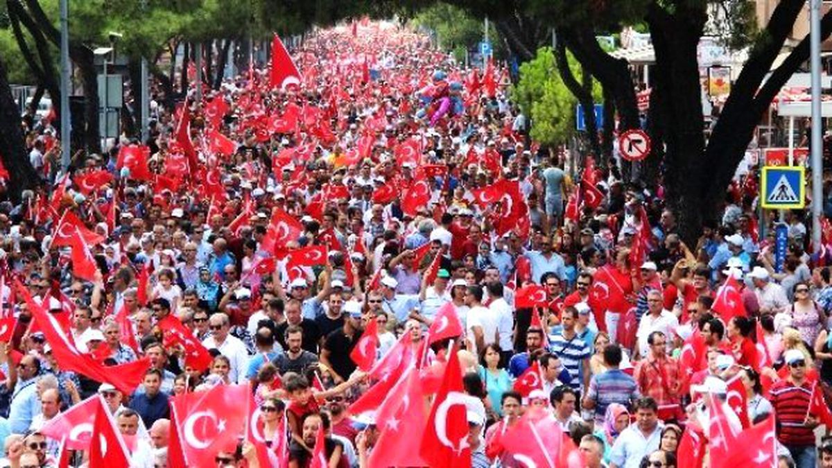 Demokrasi ve Şehitler Mitinginde Yozgatlılar Cumhuriyet Meydanı\'nı Doldurdu