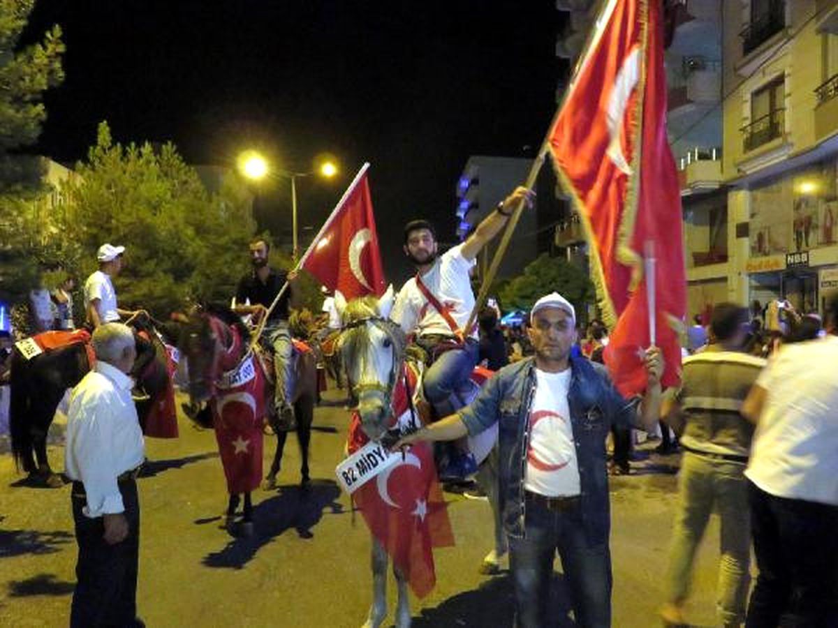 Midyat\'ta Atlı Süvarili Demokrasi Nöbeti