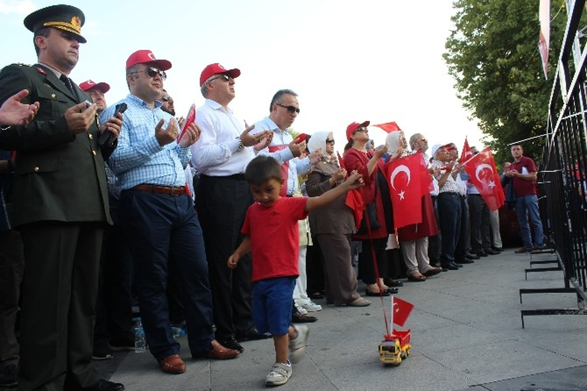 Minik Enes Bu Kez Kamyonu Demokrasi ve Şehitler Mitinginde Sürdü