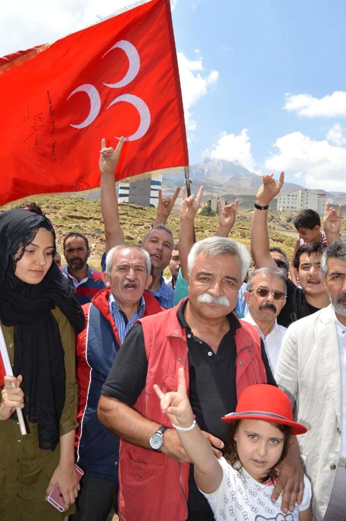 Ozan Arif: Zafer Kurultayı\'nı Bize Çok Gördüler