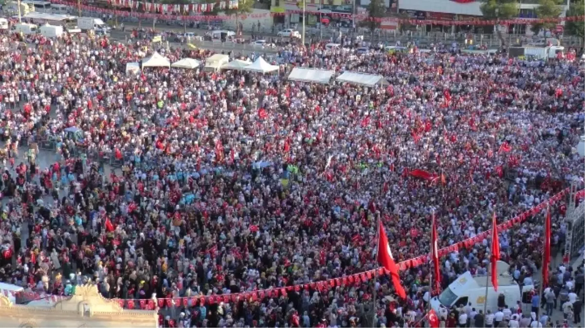 Şanlıurfa\'daki Demokrasi ve Şehitler Mitingine Binlerce Kişi Katıldı