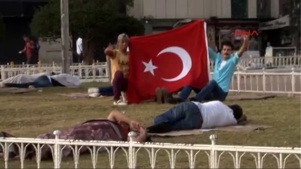 Taksim Meydanı\'nda Demokrasi Nöbeti