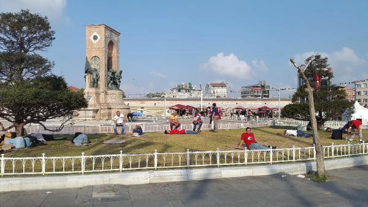 Taksim Meydanı\'nda Demokrasi Nöbeti...