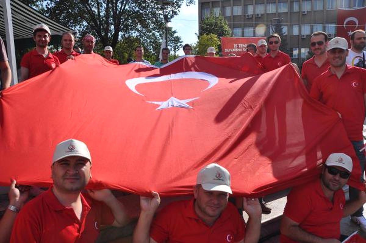 Uşak\'ta Demokrasi ve Şehitler İçin Tek Vücut