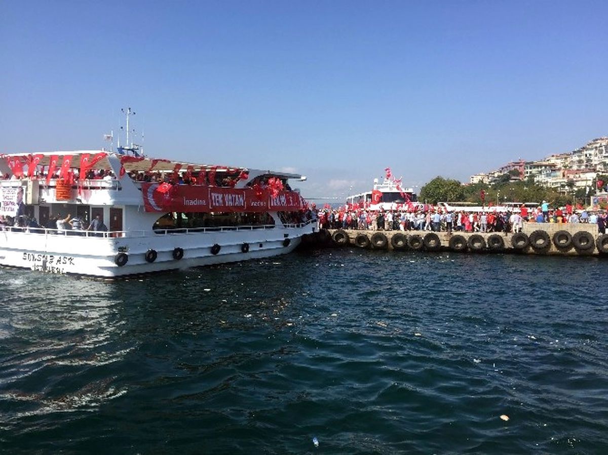 Üsküdar\'da Trafik, Mitinge Akın Eden Vatandaşlar Nedeniyle Durma Noktasına Geldi