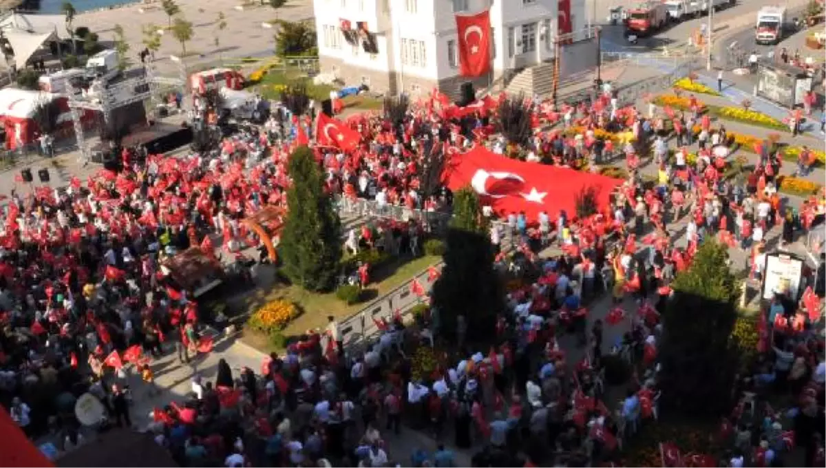 Yalovalılar Demokrasi ve Şehitler İçin Meydanı Doldurdu