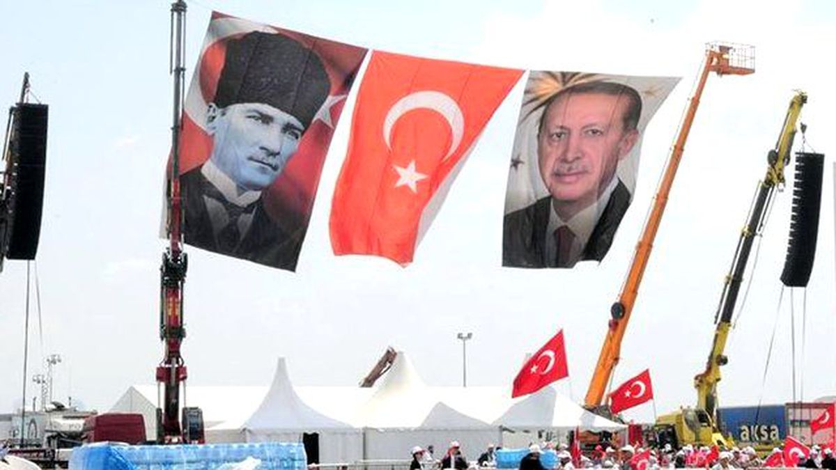 Yenikapı'da Cumhuriyet Mitinglerinin Simgesi Kalpaklı Atatürk Posteri Asıldı