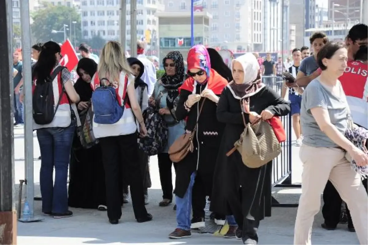 Yenikapı\'da Gerçekleştirilecek Demokrasi ve Şehitler Mitingi İçin Alana Gelişler Başladı