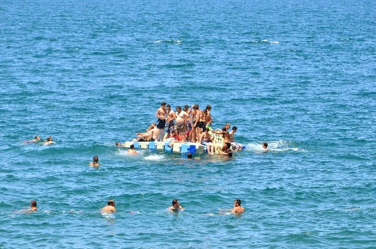 Zonguldak\'ta Sıcaktan Bunalan Vatandaşlar Plajlara Akın Etti