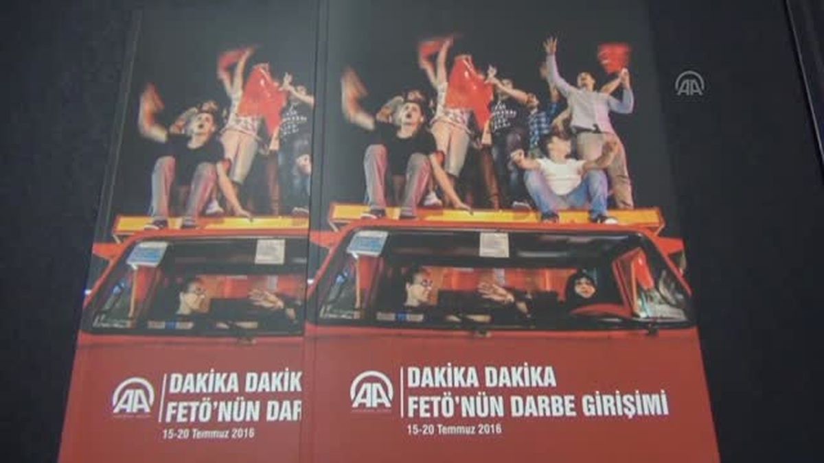 Aa\'nın "Dakika Dakika Fetö\'nün Darbe Girişimi" Kitabı Vatandaşlara Dağıtıldı