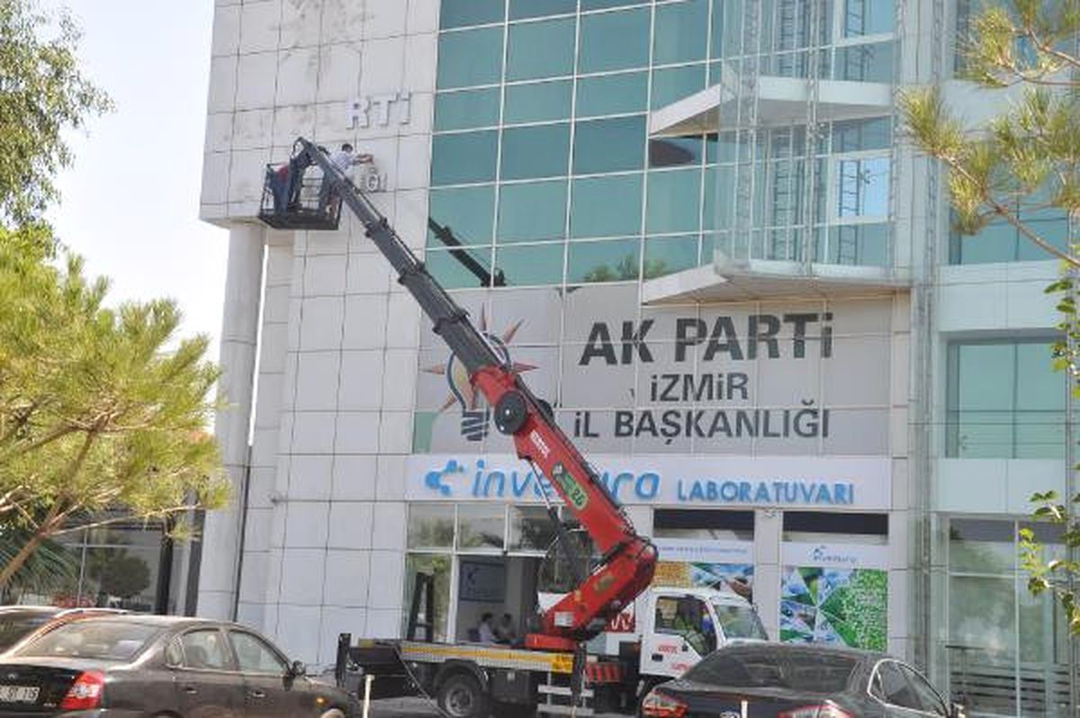 Sahibinin FETÖ\'den Gözaltına Alındığı AK Parti İzmir İl Merkezi Binası Taşındı