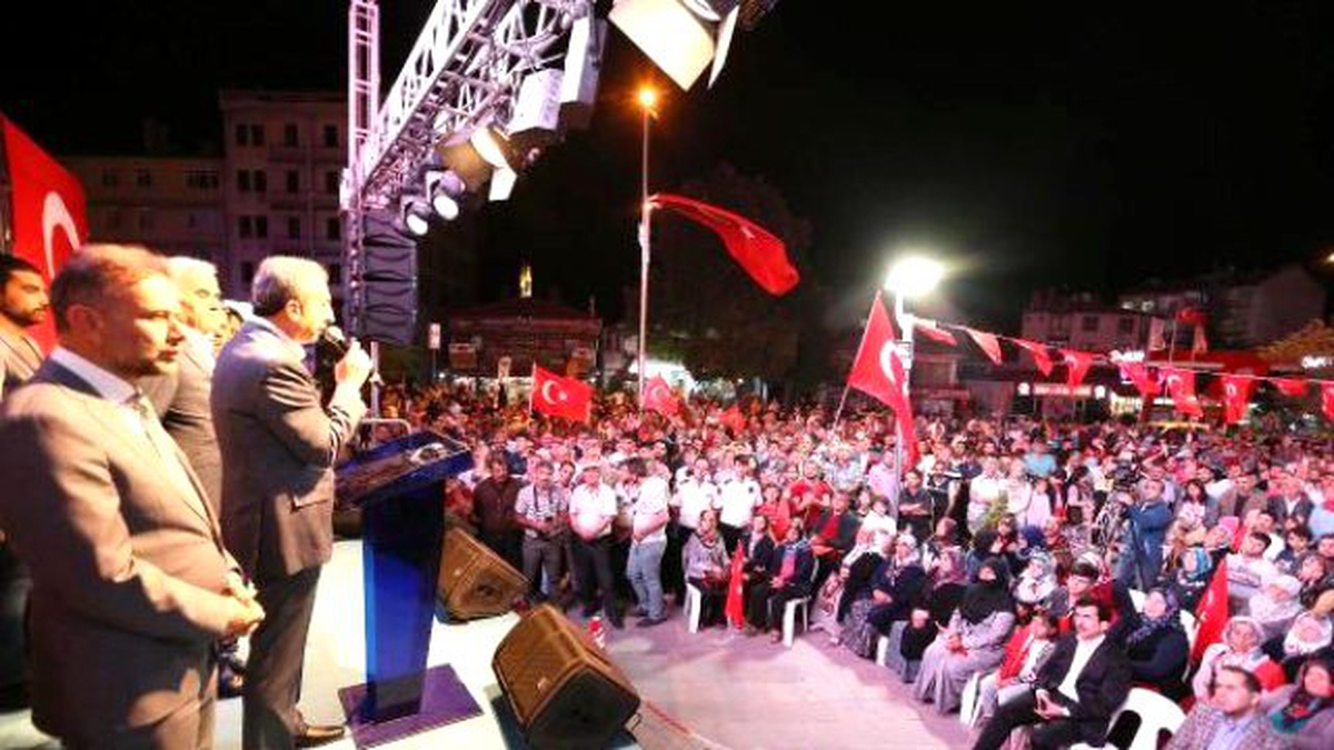 Diyarbakır\'da Demokrasi ve Şehitler Mitingi