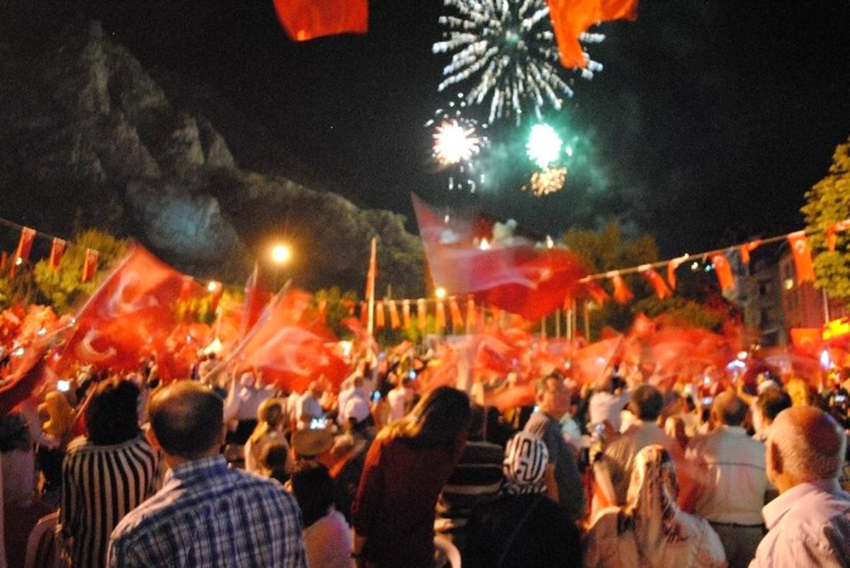 Amasya\'da Mitingde Atılan Havai Fişekler Yangın Çıkardı