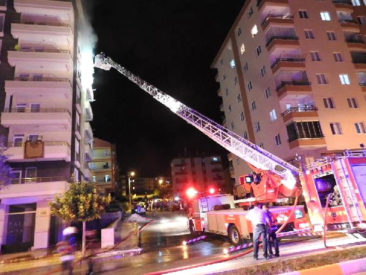 Apartman Yangınında Mahsur Kalanları İtfaiye Kurtardı