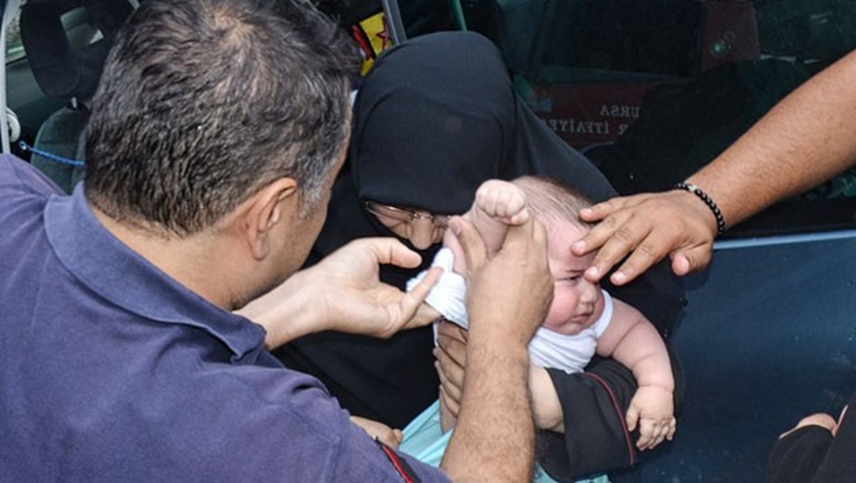 Arabada Mahsur Kalan 5 Aylık Bebek İçin Seferber Oldular