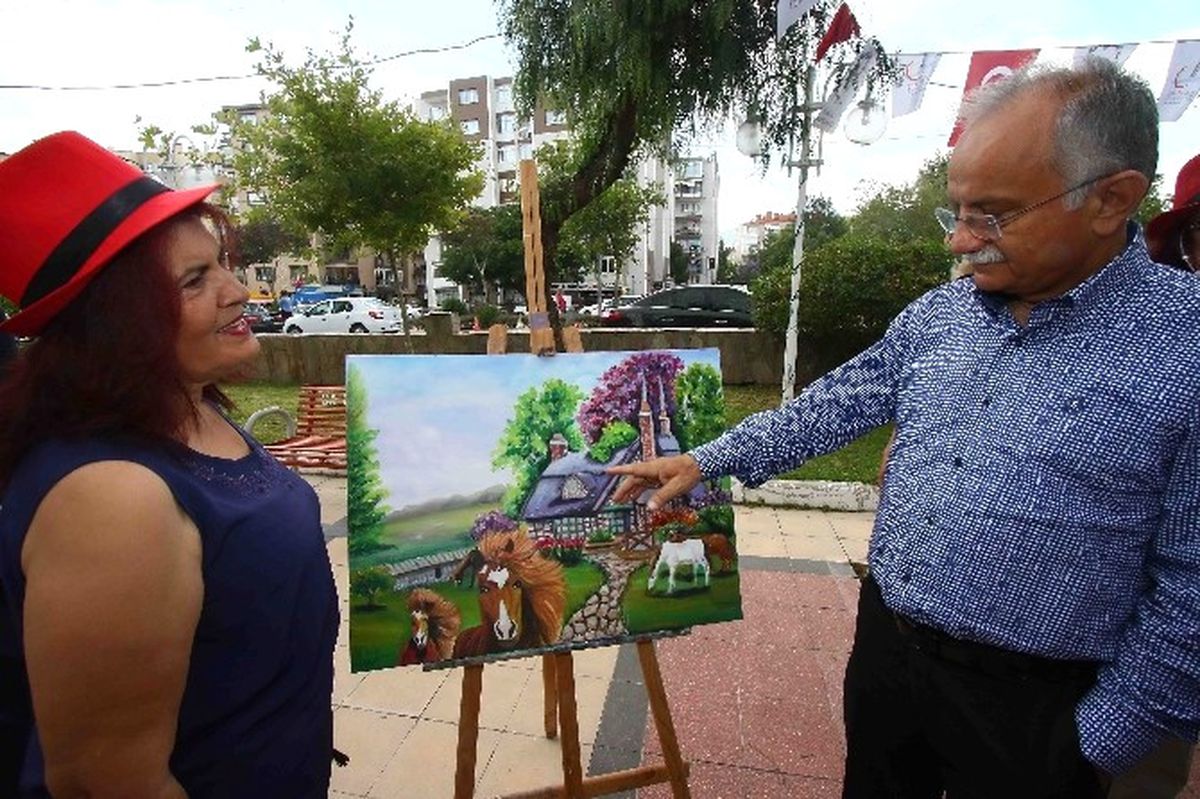 Bayraklı\'da Ressam Kursiyerler Sergi Açtı