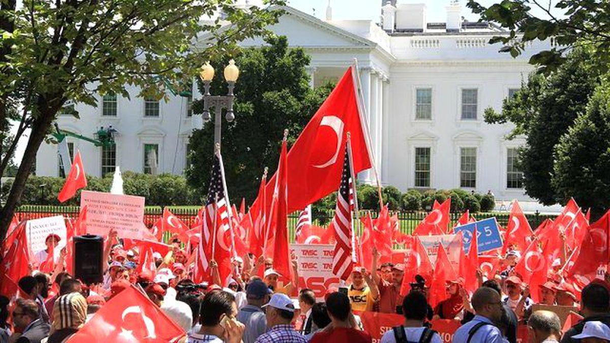 Beyaz Saray Önünde Fetö Protestosu