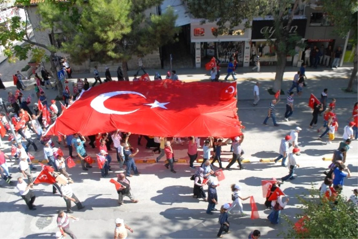 Burdur\'da Demokrasi ve Şehitler Mitingi