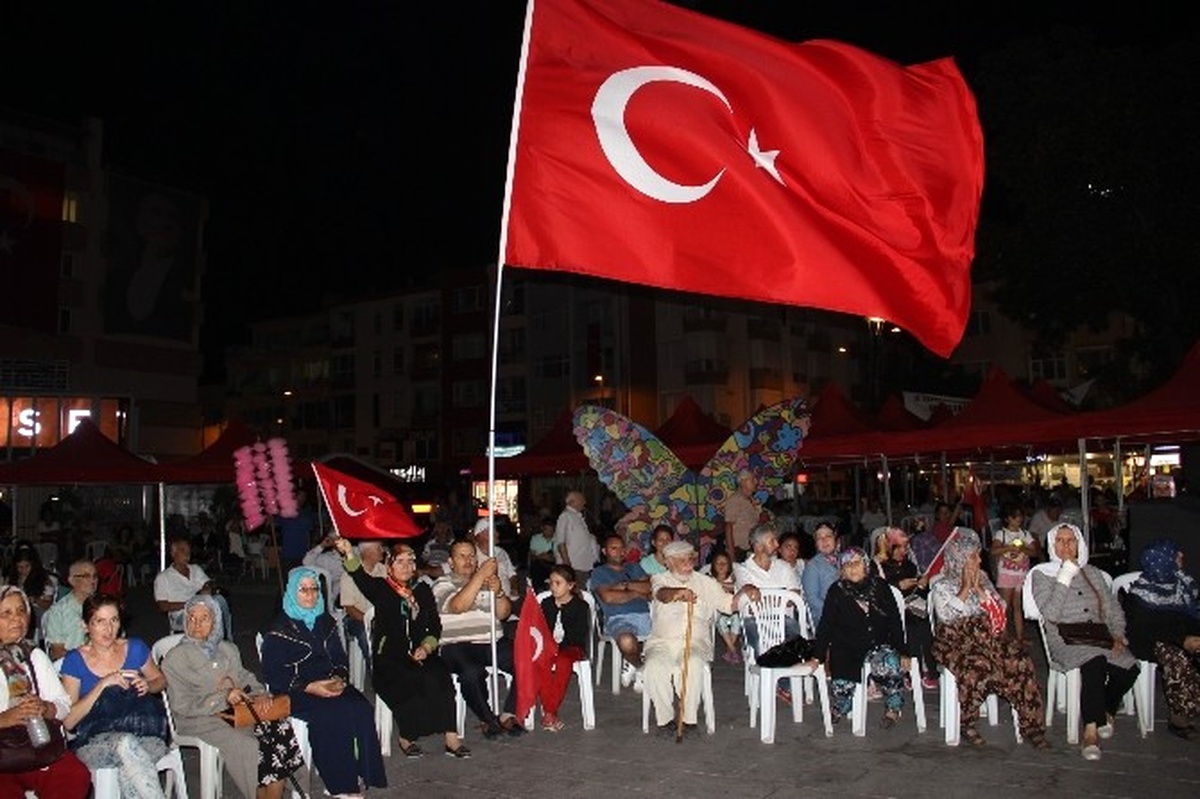 Çanakkale\'de Demokrasi Nöbeti Sürüyor