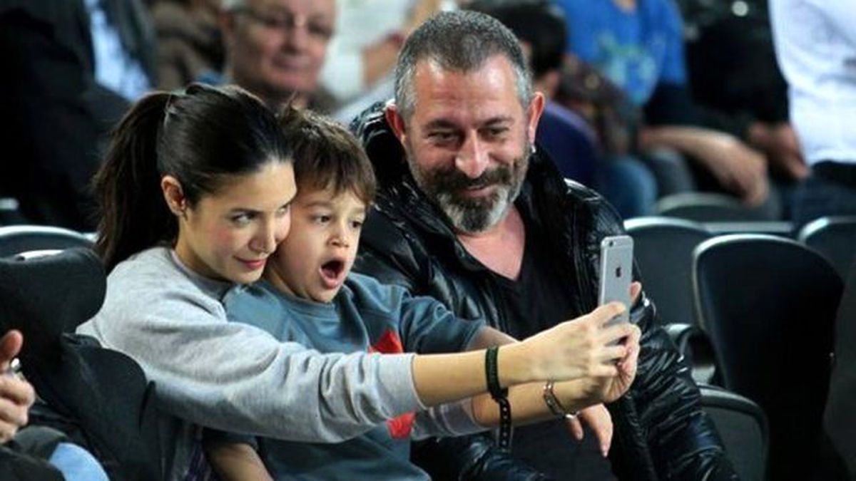Cem Yılmaz ve Eski Eşi Ahu Yağtu Kenan Doğulu Konserinde Romantik Anlar Yaşadı