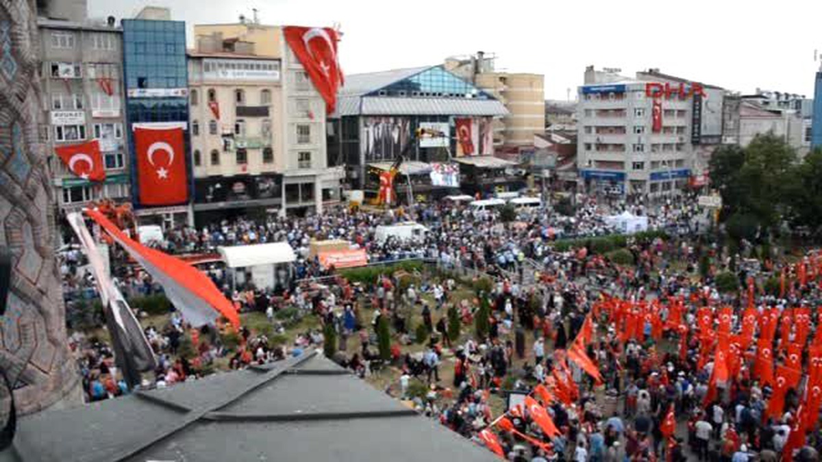 Dadaşlar Son \'Demokrasi Nöbeti\'ni Yağmur Altında Tuttu