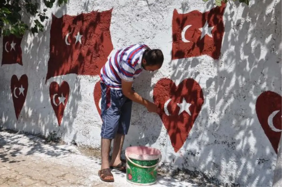 Darbe Girişimine Tepki İçin Evinin Duvarına Türk Bayrağı Çizdi