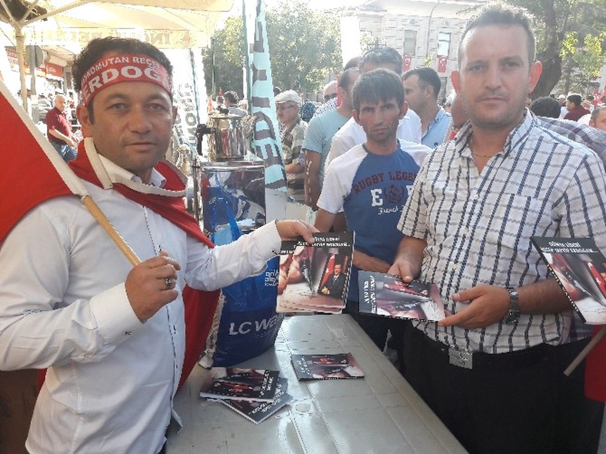 Demokrasi Mitinginde Cumhurbaşkanı Erdoğan İçin Yazdığı Kitaplarını Ücretsiz Dağıttı